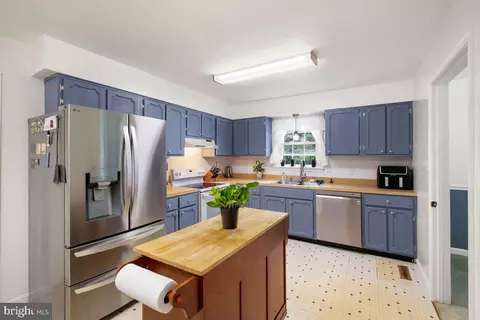 Kitchen - 6716 River Rd, Manassas, VA 20111 photo 2 of 2