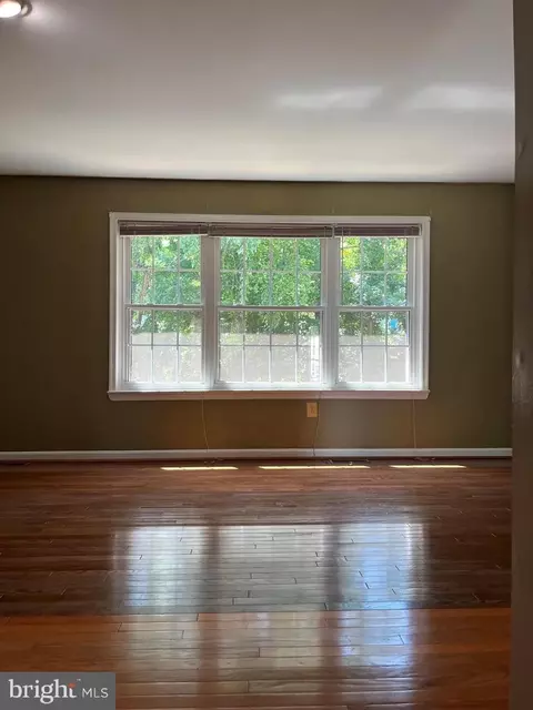 Living - 3723 Tavern Way, Triangle, VA 22172 photo 3 of 6