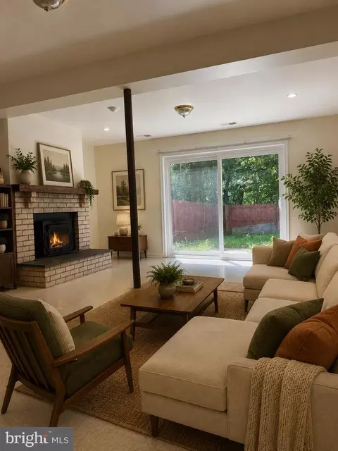 Living - 3723 Tavern Way, Triangle, VA 22172 photo 5 of 6