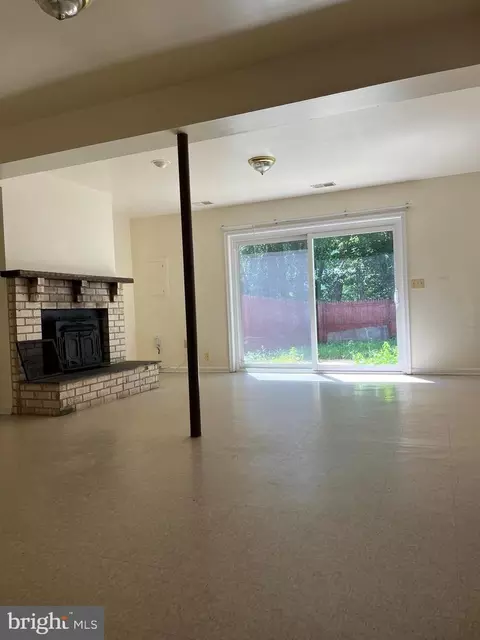 Living - 3723 Tavern Way, Triangle, VA 22172 photo 4 of 6