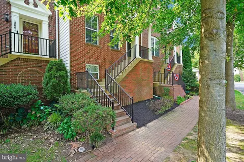 13863 Palisades St, Woodbridge, VA 22191