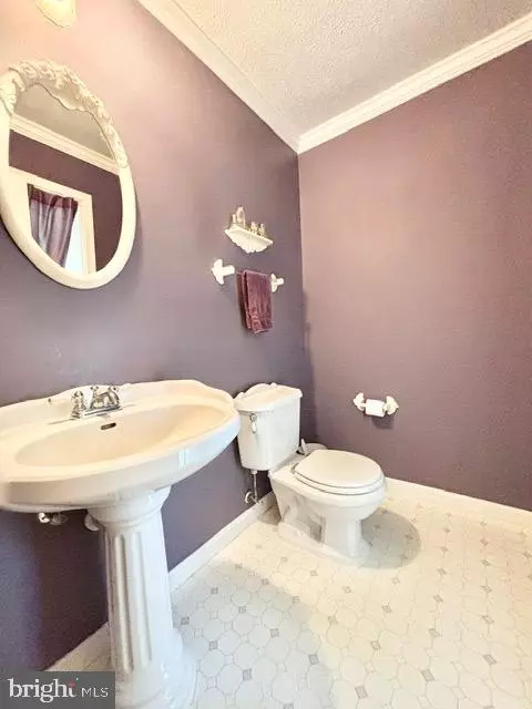 Bath - 6512 Basil Ct, Manassas, VA 20112 photo 1 of 4