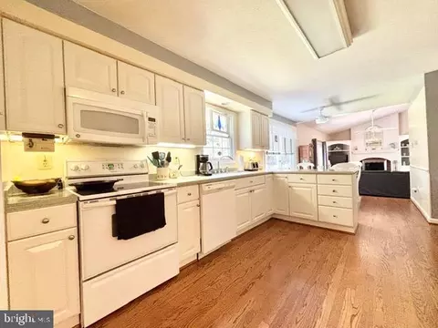 Kitchen - 6512 Basil Ct, Manassas, VA 20112 photo 3 of 4
