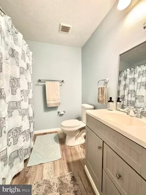 Bath - 6512 Basil Ct, Manassas, VA 20112 photo 3 of 4