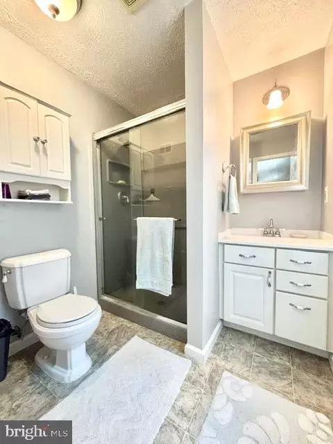 Bath - 6512 Basil Ct, Manassas, VA 20112 photo 2 of 4