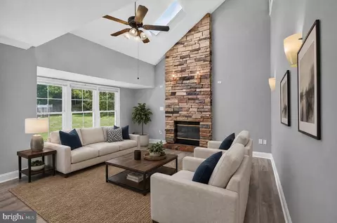 Living - 8209 Sunset Dr, Manassas, VA 20110 photo 2 of 4