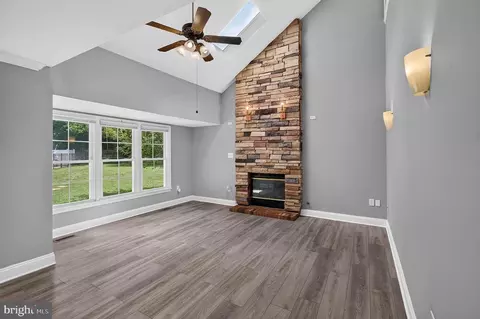 Living - 8209 Sunset Dr, Manassas, VA 20110 photo 3 of 4