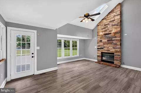 Living - 8209 Sunset Dr, Manassas, VA 20110 photo 3 of 4