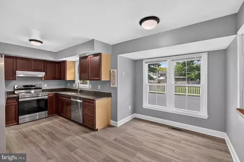 Entry Way - 8209 Sunset Dr, Manassas, VA 20110 photo 3 of 5