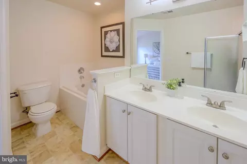 Bath - 15090 Danehurst Cir, Gainesville, VA 20155 photo 4 of 7