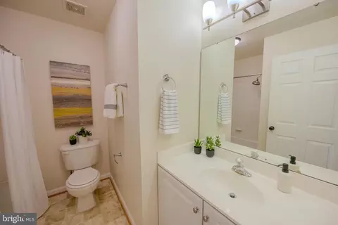Bath - 15090 Danehurst Cir, Gainesville, VA 20155 photo 6 of 7