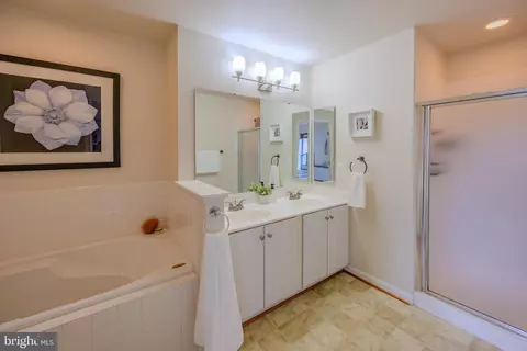 Bath - 15090 Danehurst Cir, Gainesville, VA 20155 photo 2 of 7