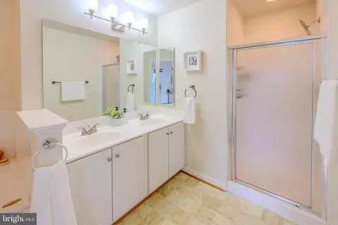 Bath - 15090 Danehurst Cir, Gainesville, VA 20155 photo 3 of 7