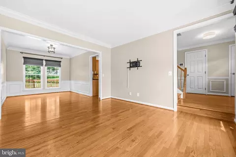 Living - 16270 Gayle Ct, Triangle, VA 22172 photo 2 of 7