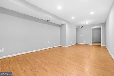 Living - 16270 Gayle Ct, Triangle, VA 22172 photo 6 of 7