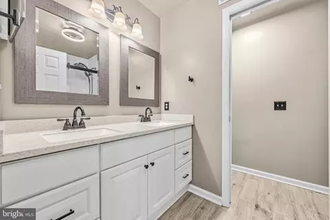Bath - 16270 Gayle Ct, Triangle, VA 22172 photo 1 of 2