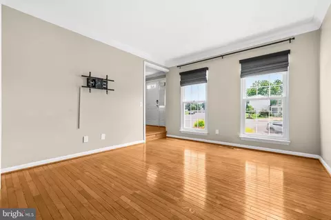 Living - 16270 Gayle Ct, Triangle, VA 22172 photo 3 of 7