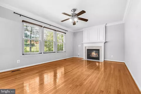 Living - 16270 Gayle Ct, Triangle, VA 22172 photo 4 of 7