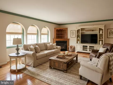 Living - 3203 Riverview Dr, Triangle, VA 22172 photo 2 of 3