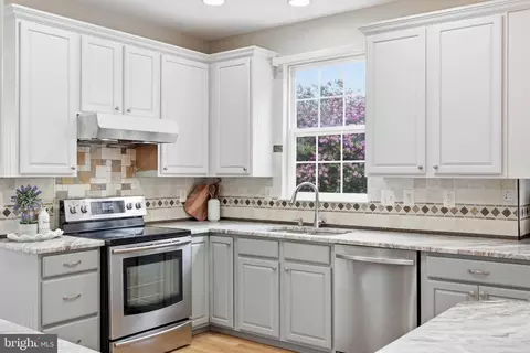 Kitchen - 8159 Tenbrook Dr, Gainesville, VA 20155 photo 4 of 7