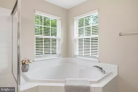 Bath - 8159 Tenbrook Dr, Gainesville, VA 20155 photo 2 of 5