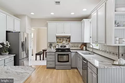 Kitchen - 8159 Tenbrook Dr, Gainesville, VA 20155 photo 3 of 7