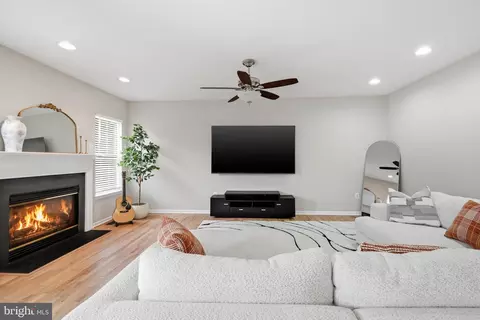 Living - 8159 Tenbrook Dr, Gainesville, VA 20155 photo 2 of 4