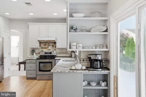 Kitchen - 8159 Tenbrook Dr, Gainesville, VA 20155 photo 5 of 7