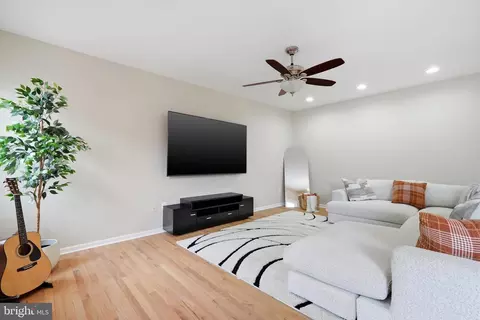 Living - 8159 Tenbrook Dr, Gainesville, VA 20155 photo 3 of 4