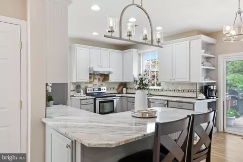 Kitchen - 8159 Tenbrook Dr, Gainesville, VA 20155 photo 6 of 7