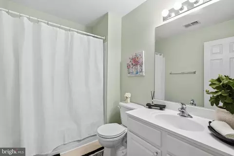 Bath - 8159 Tenbrook Dr, Gainesville, VA 20155 photo 4 of 5