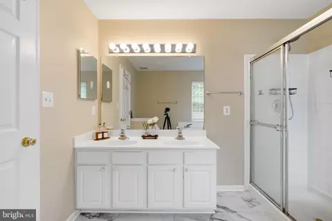 Bath - 8159 Tenbrook Dr, Gainesville, VA 20155 photo 3 of 5