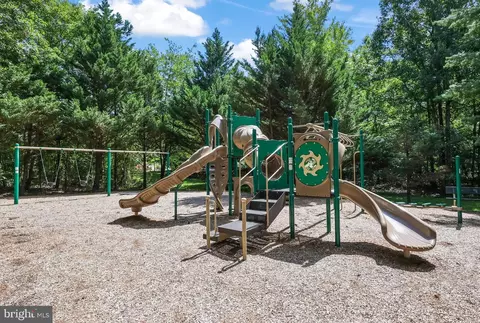 View/Area - 8050 Amsterdam Ct, Gainesville, VA 20155 photo 6 of 9