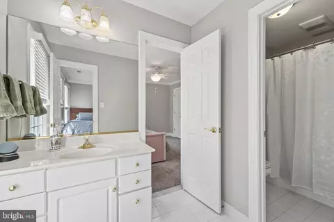 Bath - 8050 Amsterdam Ct, Gainesville, VA 20155 photo 5 of 6