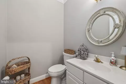 Bath - 8050 Amsterdam Ct, Gainesville, VA 20155 photo 3 of 6