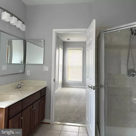 Bath - 6765 Hampton Bay Ln, Gainesville, VA 20155 photo 2 of 5