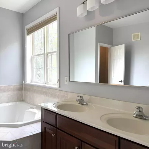 Bath - 6765 Hampton Bay Ln, Gainesville, VA 20155 photo 3 of 5