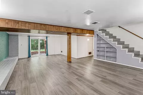Living - 18355 Sharon Rd, Triangle, VA 22172 photo 3 of 6