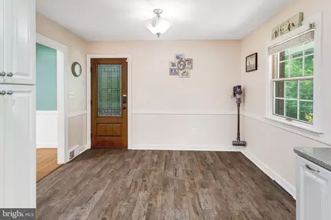 Entry Way - 18355 Sharon Rd, Triangle, VA 22172 photo 2 of 4