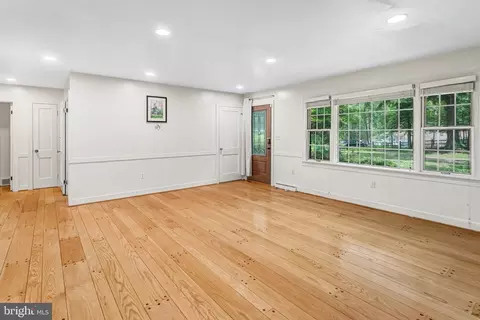 Living - 18355 Sharon Rd, Triangle, VA 22172 photo 2 of 5