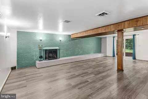 Living - 18355 Sharon Rd, Triangle, VA 22172 photo 5 of 6