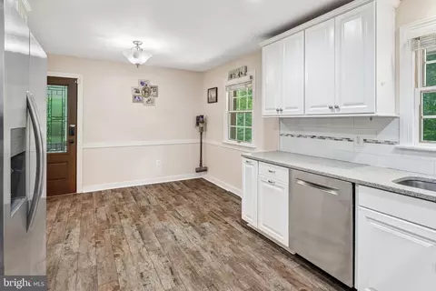 Entry Way - 18355 Sharon Rd, Triangle, VA 22172 photo 3 of 4