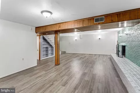 Living - 18355 Sharon Rd, Triangle, VA 22172 photo 6 of 6