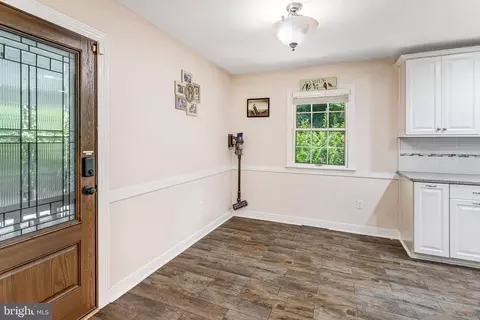 Entry Way - 18355 Sharon Rd, Triangle, VA 22172 photo 1 of 4