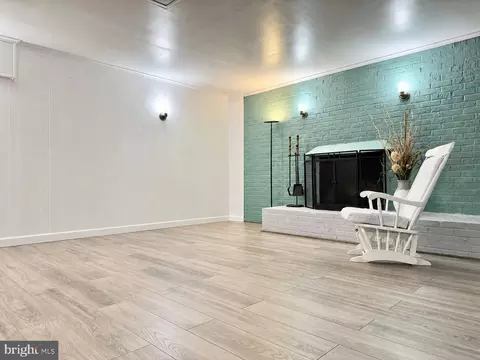 Living - 18355 Sharon Rd, Triangle, VA 22172 photo 4 of 5