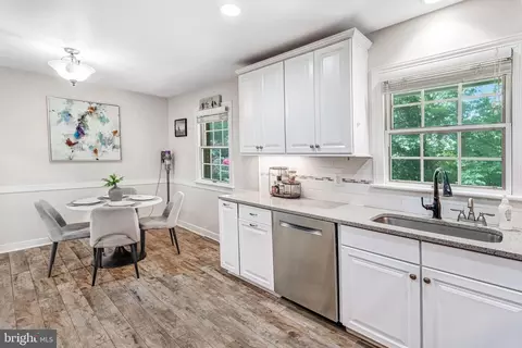 Kitchen - 18355 Sharon Rd, Triangle, VA 22172 photo 1 of 2