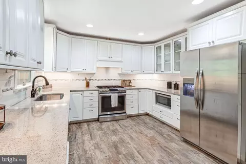 Kitchen - 18355 Sharon Rd, Triangle, VA 22172 photo 2 of 2