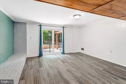 Living - 18355 Sharon Rd, Triangle, VA 22172 photo 5 of 5