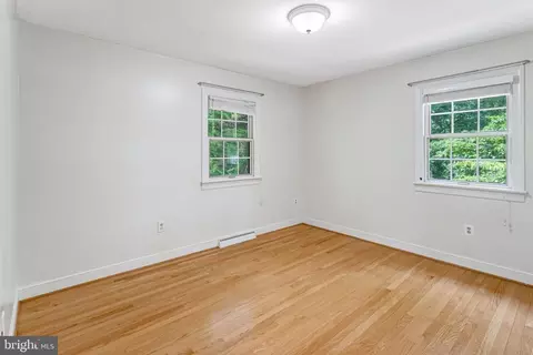 Bedroom - 18355 Sharon Rd, Triangle, VA 22172 photo 1 of 4