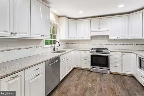Kitchen - 18355 Sharon Rd, Triangle, VA 22172 photo 2 of 2
